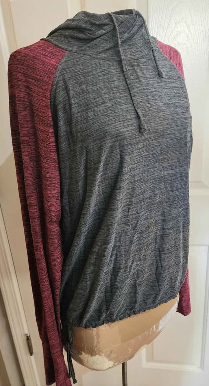 Nicole Miller NY Active Long Sleeve Shirt with Hood Pullover Sz. Large. #G01
